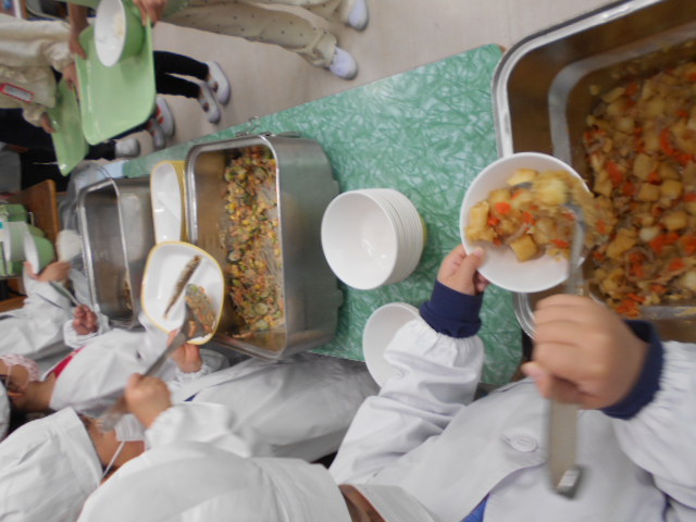 配膳をする給食当番