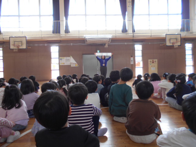 学年集会をしている1年生