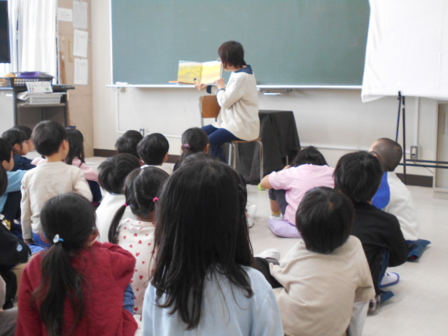 1年生おはなし会の様子