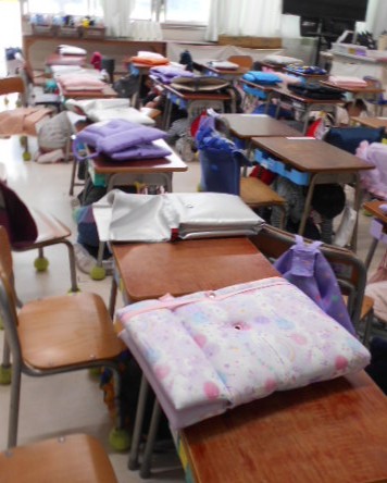 机の下にもぐる1年生