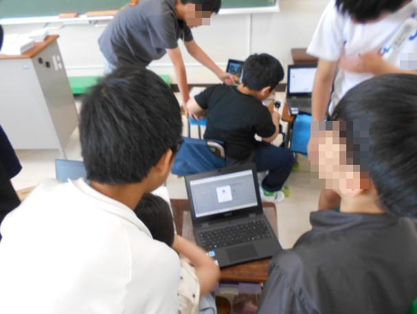 1年生に端末セットアップを教える6年生
