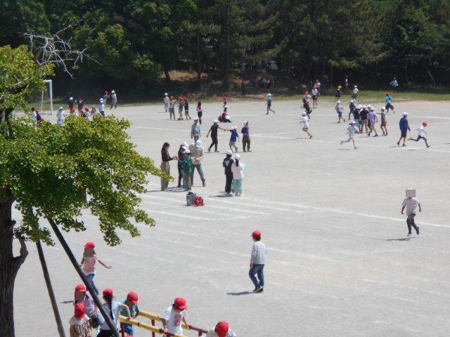 壮行会の練習をする高学年