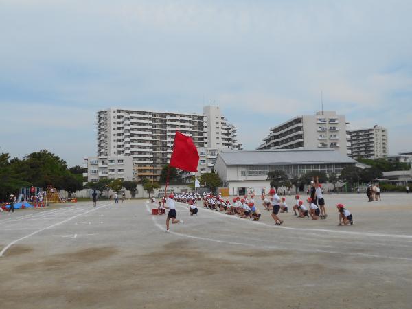 朝練習をする応援団