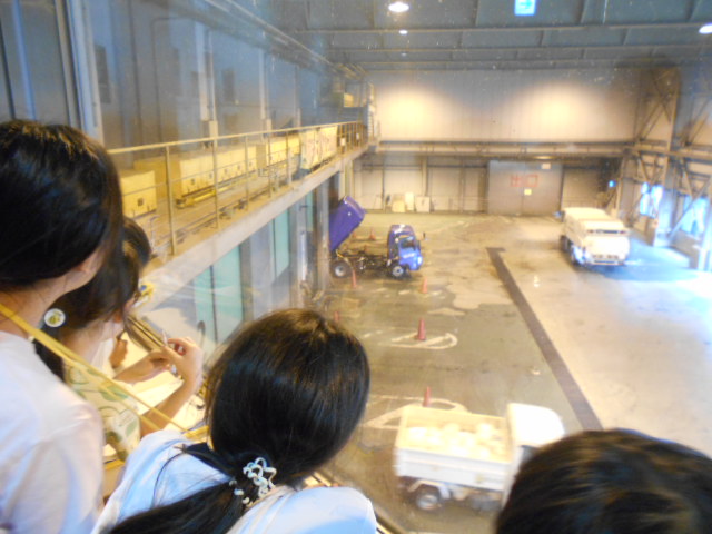 収集車が入ってくる様子を見学