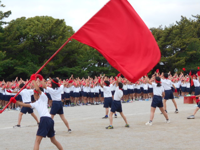 大きな声で応援する赤組