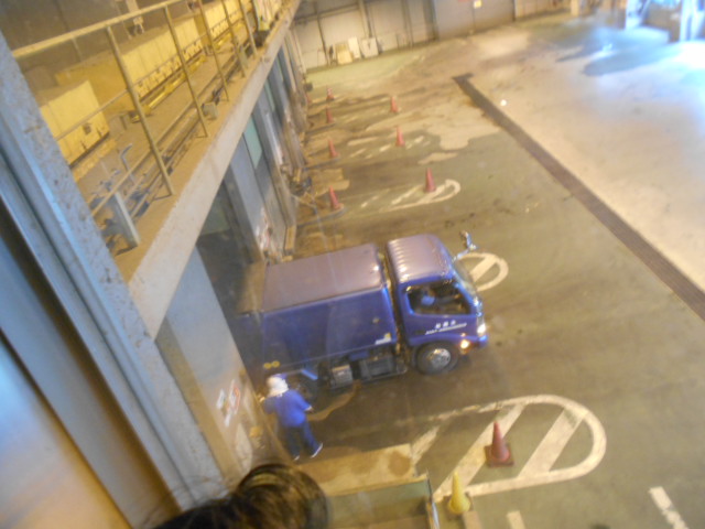 ゴミピットに着いた収集車
