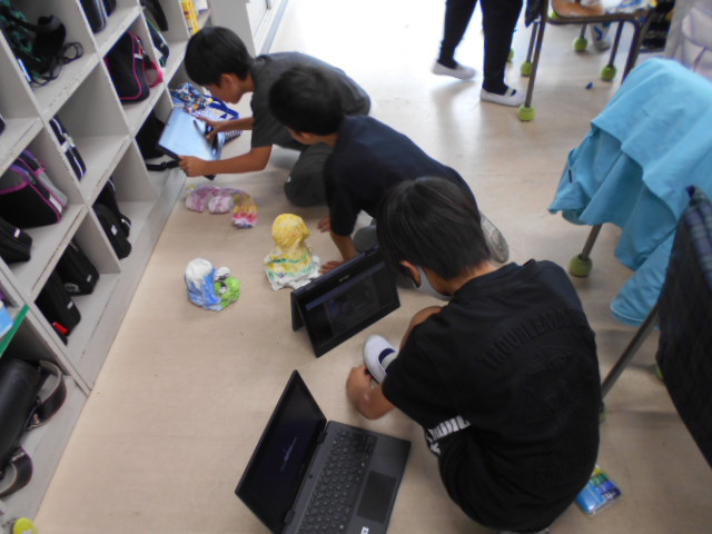 作品を撮影する4年生