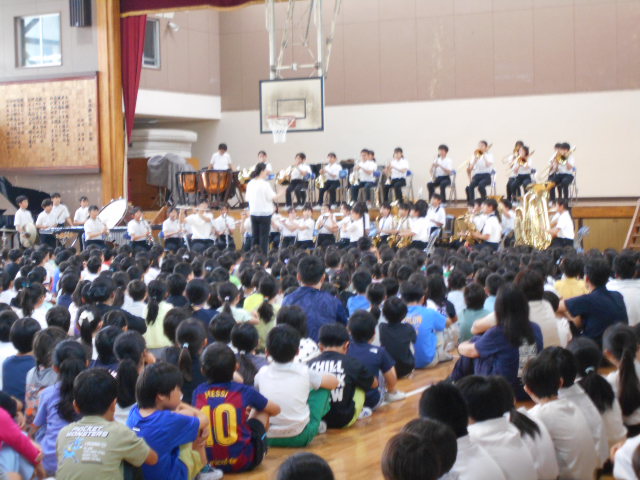 壮行会で演奏する音楽部