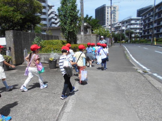 プールに向かう1年生