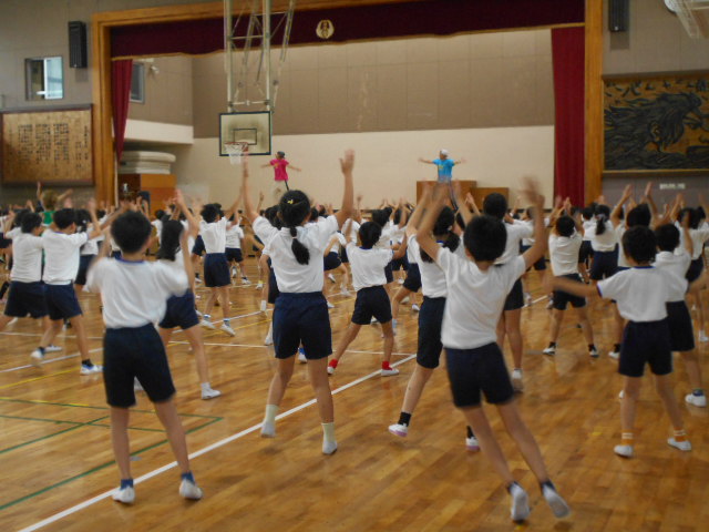 ダンスをする3年生