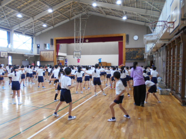 ダンスをする3年生