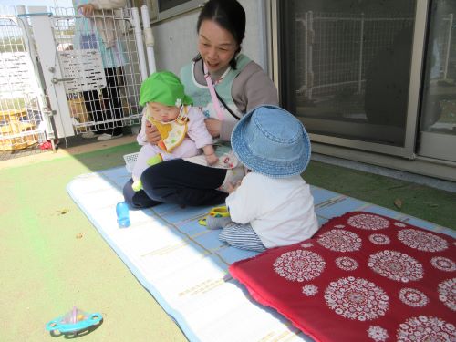 ひなたぼっこする0歳児