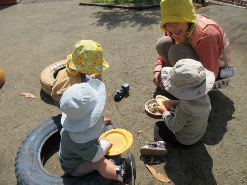 砂場で焼きそば作りをする1歳児