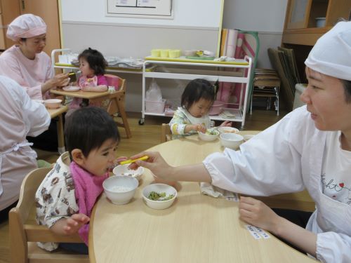 1歳児食事の様子