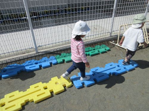 落ちないようにあるく2歳