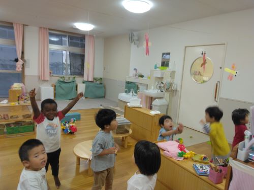 2歳児がつくったトンボが部屋に飾られて喜んでるところ