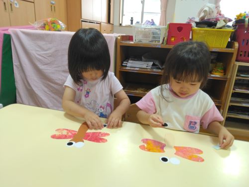 2歳児がトンボの制作をしているところ