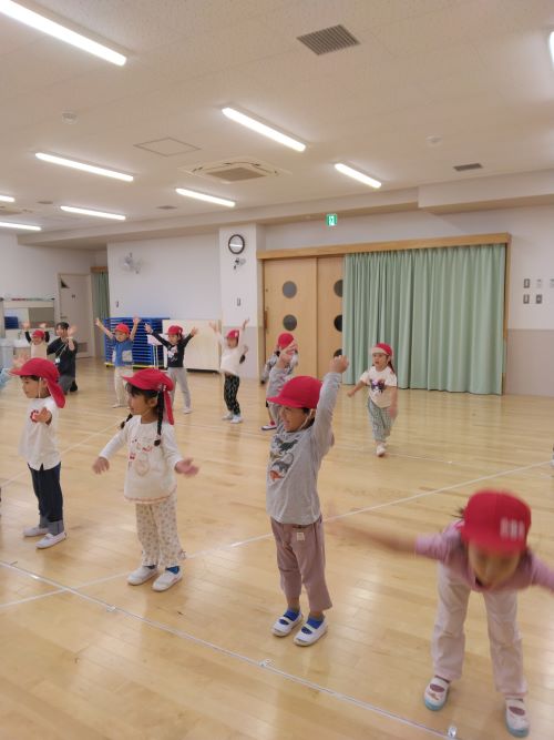 3歳児が元気いっぱいダンスをしているところ