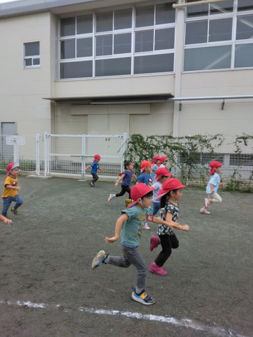 3歳児がかけっこをしているところ