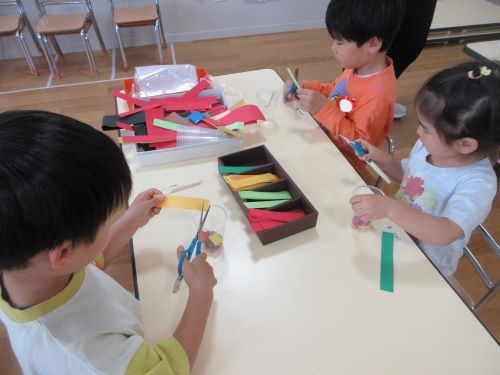 はさみを使う4歳児