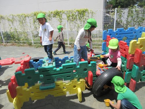 友達とマルチパネで遊ぶ5歳児