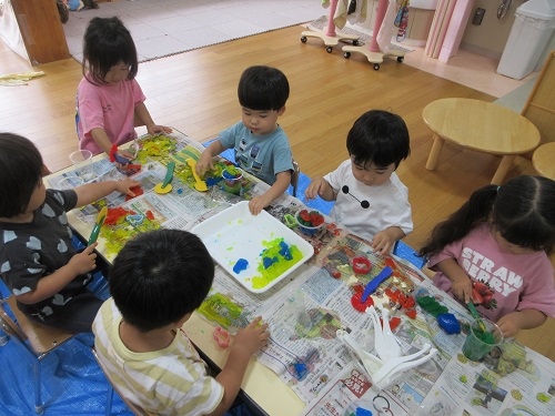2歳児が友達と一緒にスライム遊びをしている所