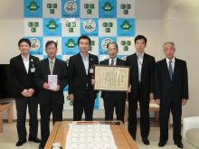 宮本市長を真ん中に受賞された方々が賞状などを手に持ち記念撮影している写真