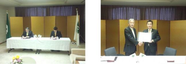 左：市長と京田辺市の代表者が書類に記入している写真 右：協定書を手に市長と京田辺市の代表者が握手をしている写真