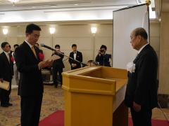 平成27年度優良地方公営企業総務大臣表彰の授賞式で表彰状を授与された宮本泰介市長の写真