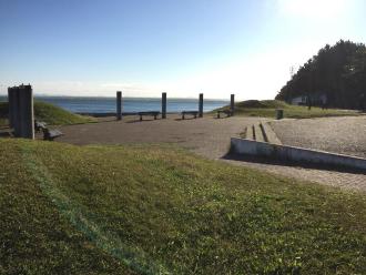 海沿いにベンチが設置されてある茜浜緑地の写真