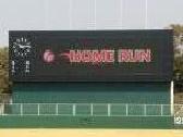 野球ボールのイラストの隣に赤い文字で「HOME RUN」と表示されている電光掲示板の写真