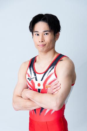 日本代表のユニフォームを着た体操競技日本代表の萱 和磨選手の写真