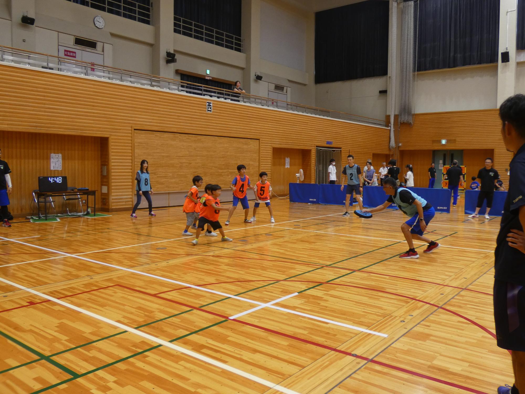 大人も子供もドッヂビーに夢中