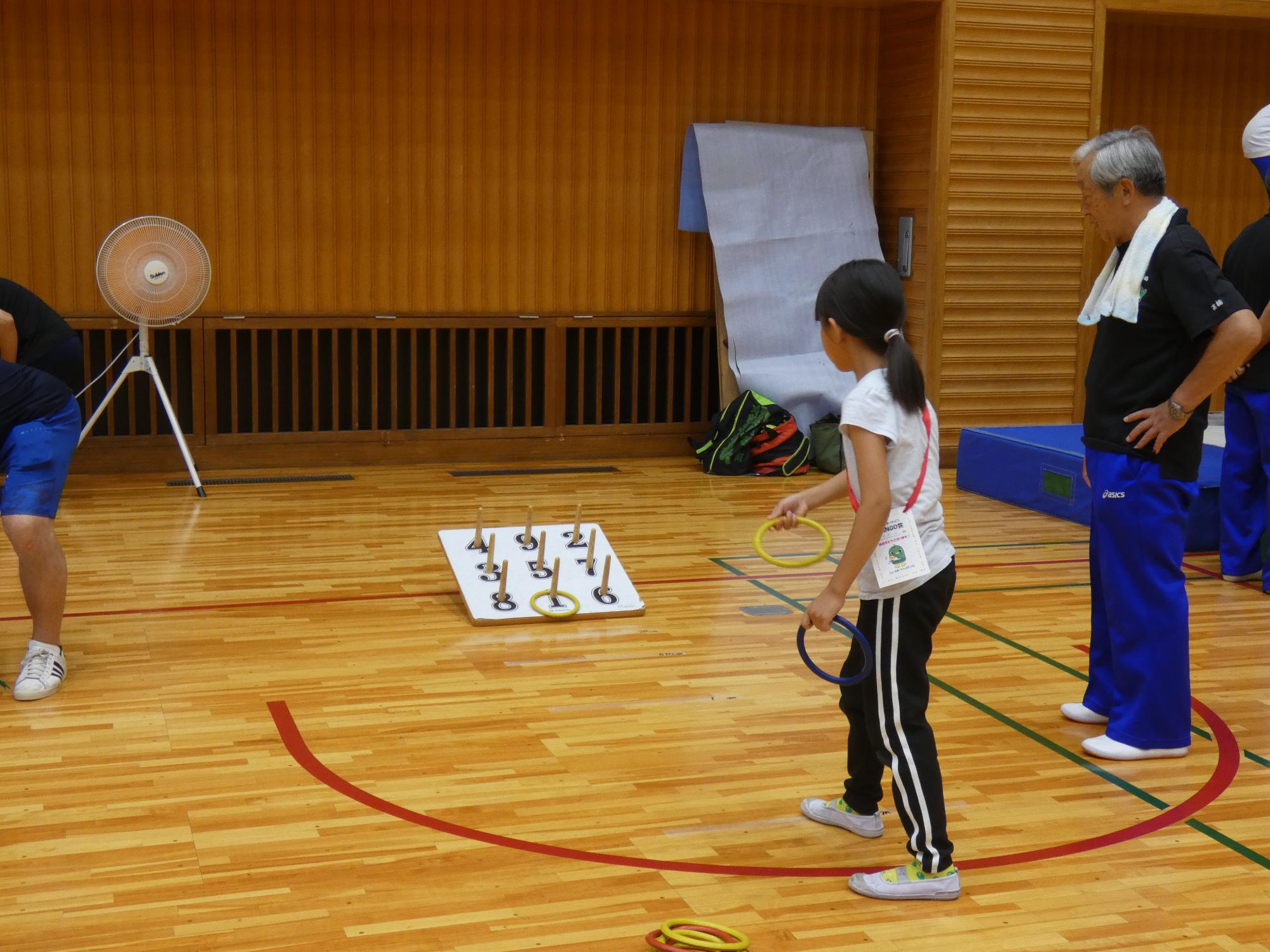 輪投げを楽しむ様子