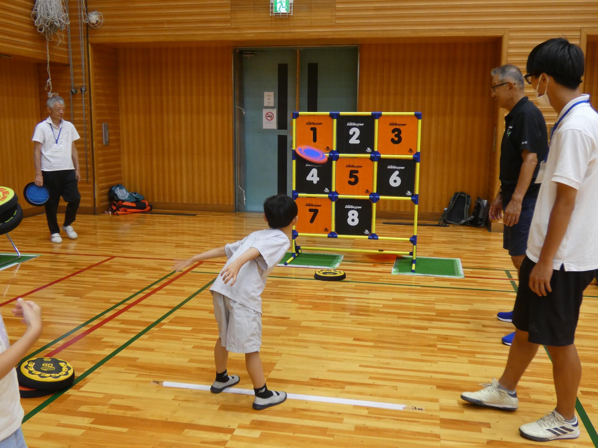 的を狙って投げる様子