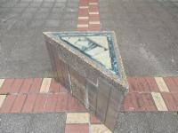 コンクリートの路上の上に建てられた長崎モニュメントの写真
