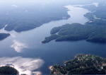 周辺に森林や河川などがあるタスカルーサ湖を上空から写した写真