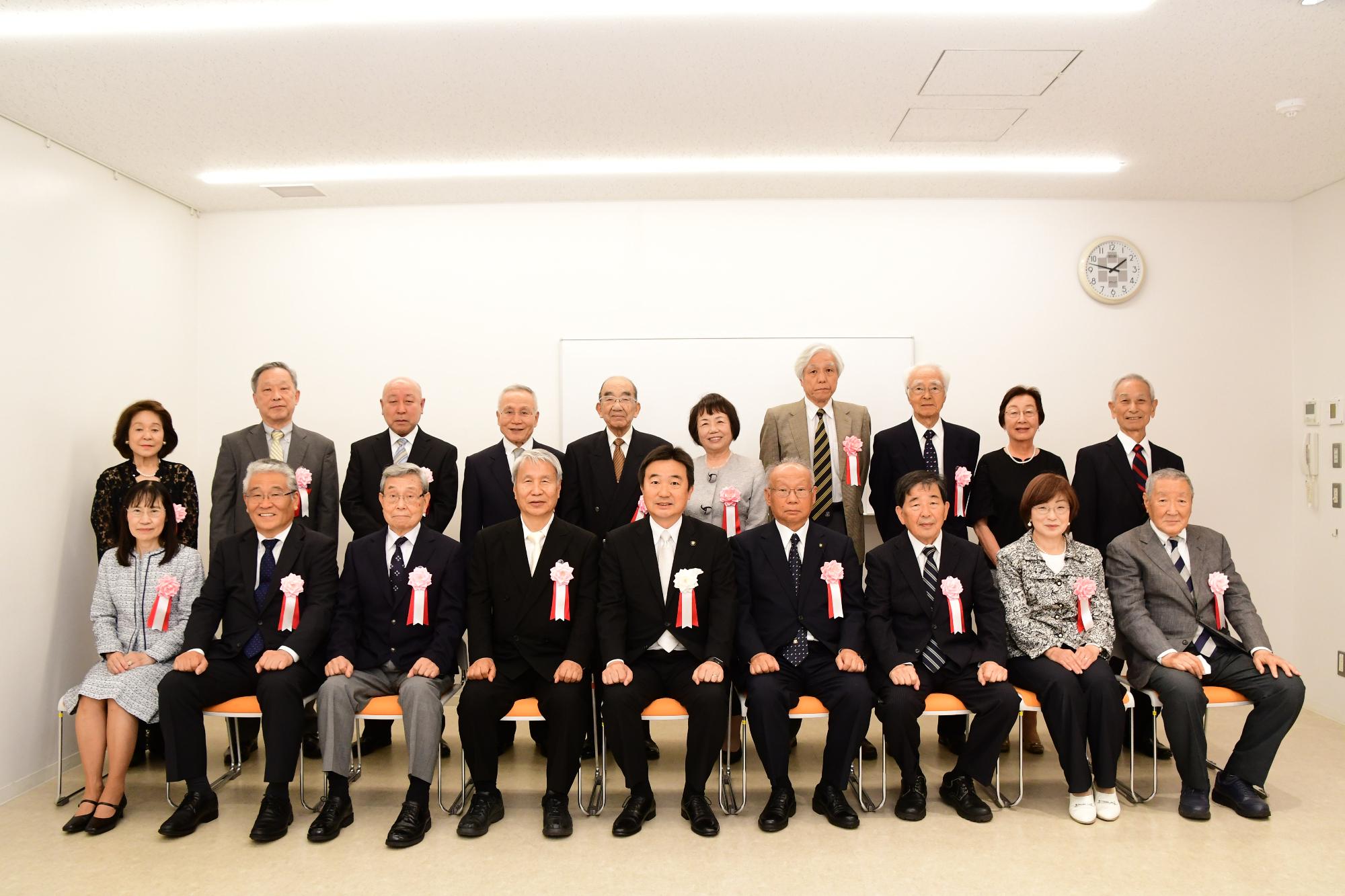顕彰者と市長との記念撮影