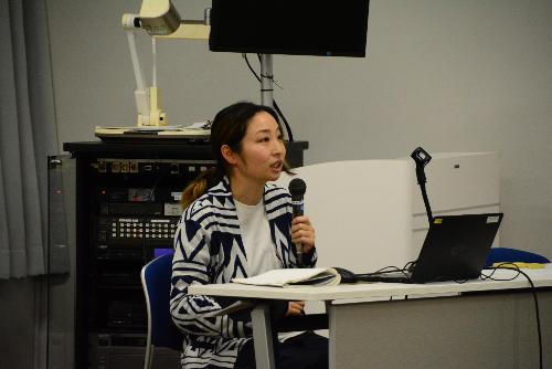 団体が事業実績報告をしている様子