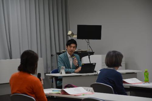 団体が事業実績報告をしている様子