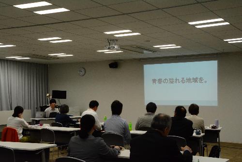 団体が事業実績報告をしている様子