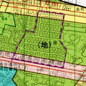 紫色の点線で囲まれた区域の中に（地）と記載されている都市計画図の一部