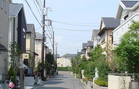 同じくらいの高さの住宅が並んでいる藤崎5丁目地区の住宅街の写真