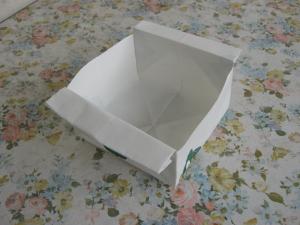 紙で作られた水切りボックスの写真
