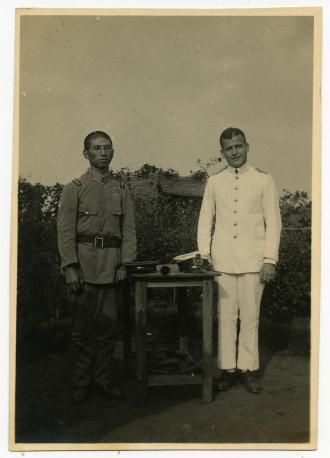 捕虜と衛兵が立って写っている白黒写真