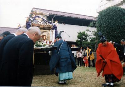 2名の神主が神輿の前で神事を行っている様子の写真