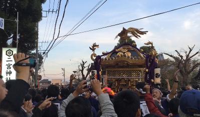 大宮大原神社神輿を担ぎ二宮神社境内に入る人々と、多くの観客を写した写真