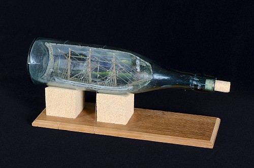 透明のボトルの中に船が作られているボトルシップの写真