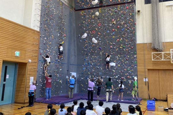 子供たちがクライミングに挑戦している様子