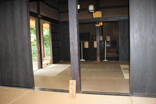 畳が敷かれた和室が2間続いている旧大沢家住宅の内部の写真